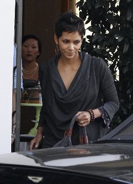 Halle Berry spotted wearing an emerald jewelry on her ring finger